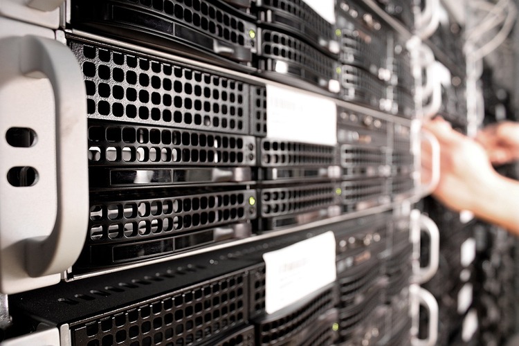 server-gc2a45eeca_1280 (1)